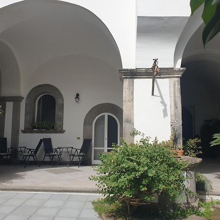 La Casa Delle Camelie Hotel Мета Екстериор снимка
