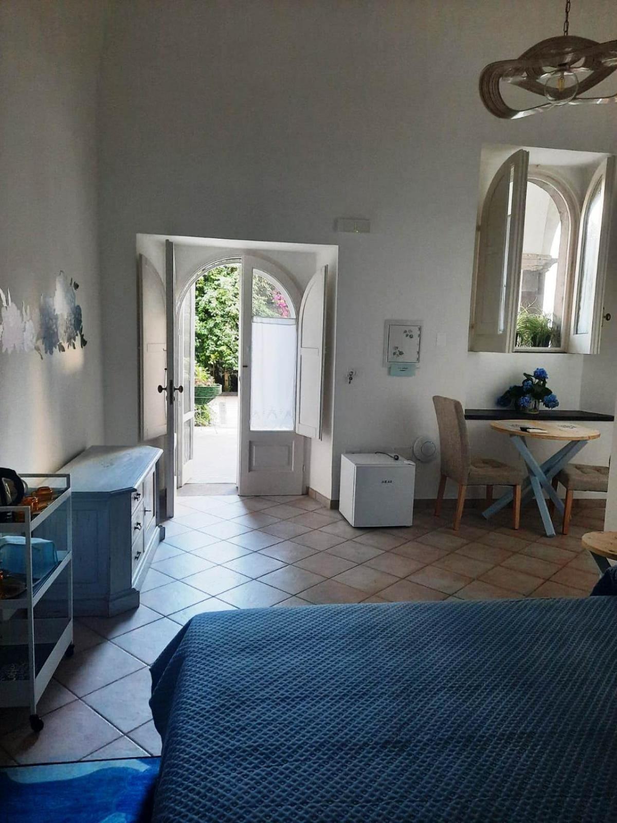La Casa Delle Camelie Hotel Мета Екстериор снимка