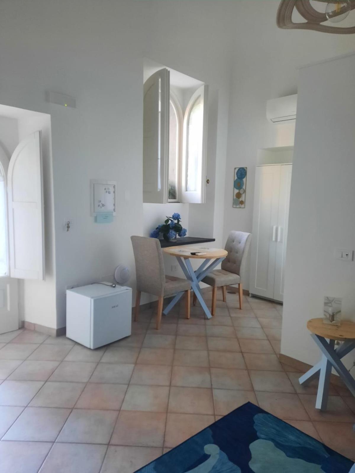 La Casa Delle Camelie Hotel Мета Екстериор снимка