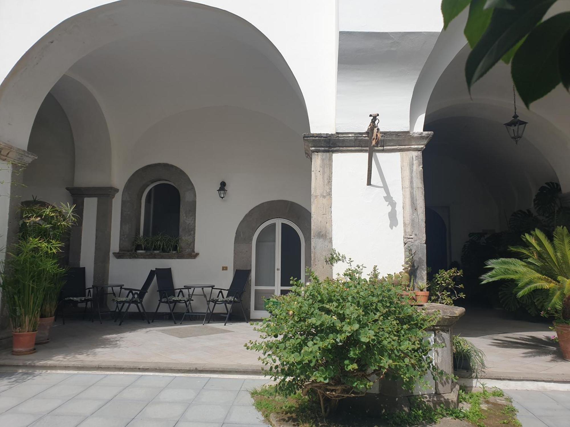 La Casa Delle Camelie Hotel Мета Екстериор снимка